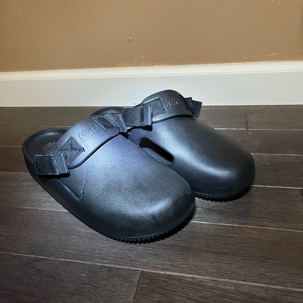 Nike Black Sandals with Minimalist Design and Sturdy Sole